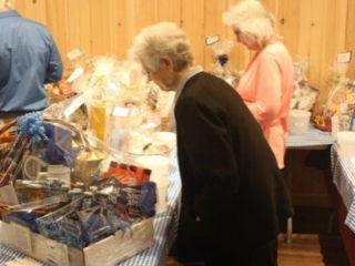 lookin at baskets 23